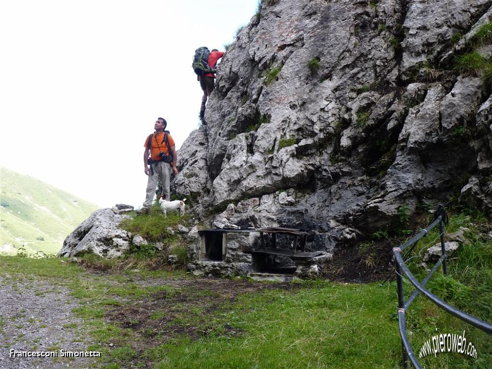 42 Fulvio e Mauri decidono di scalara il roccione di fronte ala baita.JPG